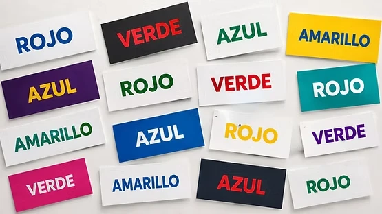 Tarjetas con los nombres de colores ROJO, VERDE, AZUL y AMARILLO escritos con tintas de colores que no siempre coinciden con la palabra.
